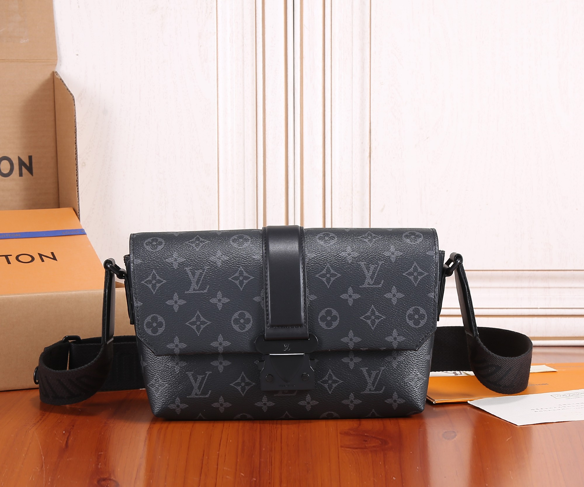 LV M46794 S-Cape Messenger 28 x 16 x 10 cm