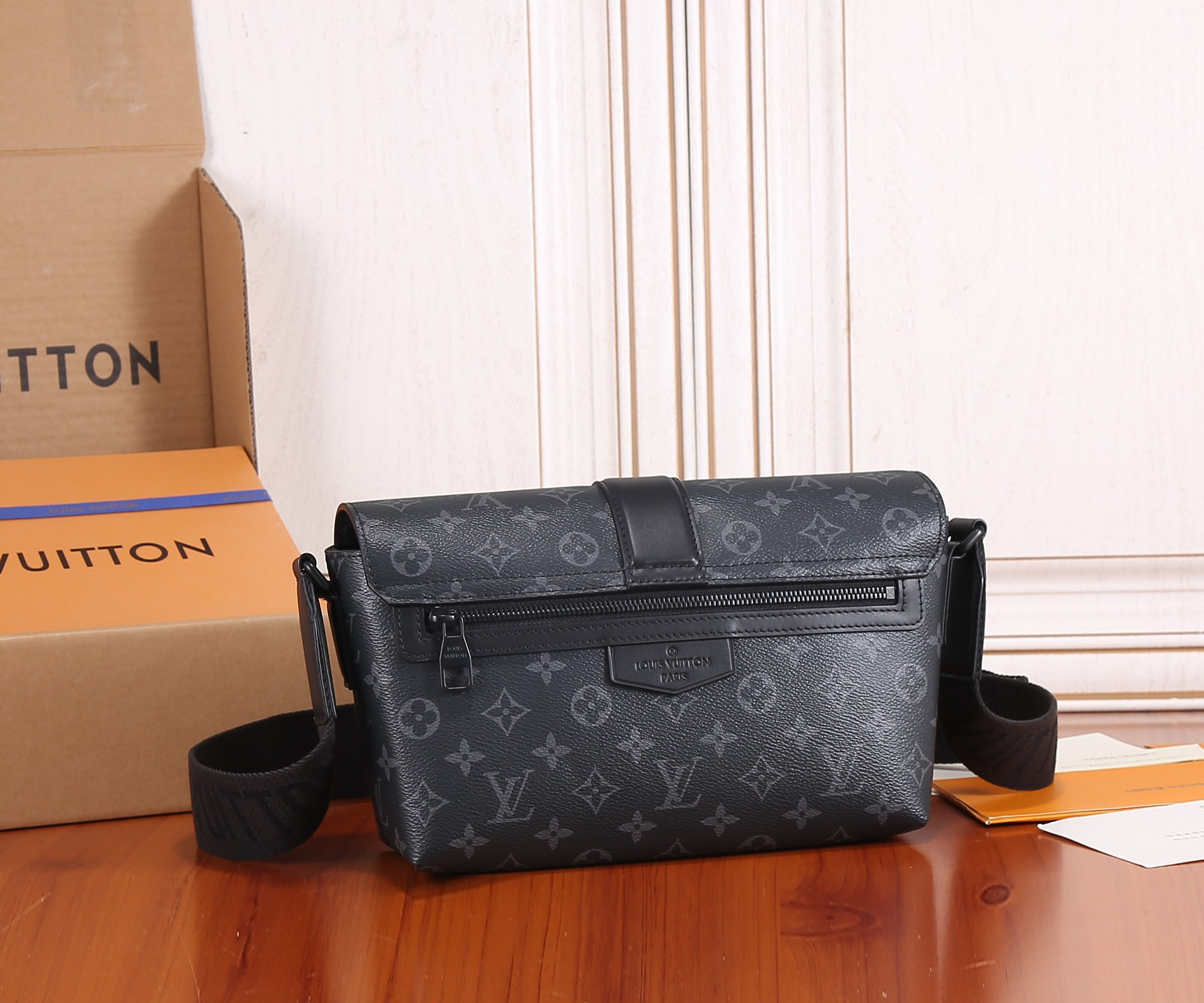 LV M46794 S-Cape Messenger 28 x 16 x 10 cm
