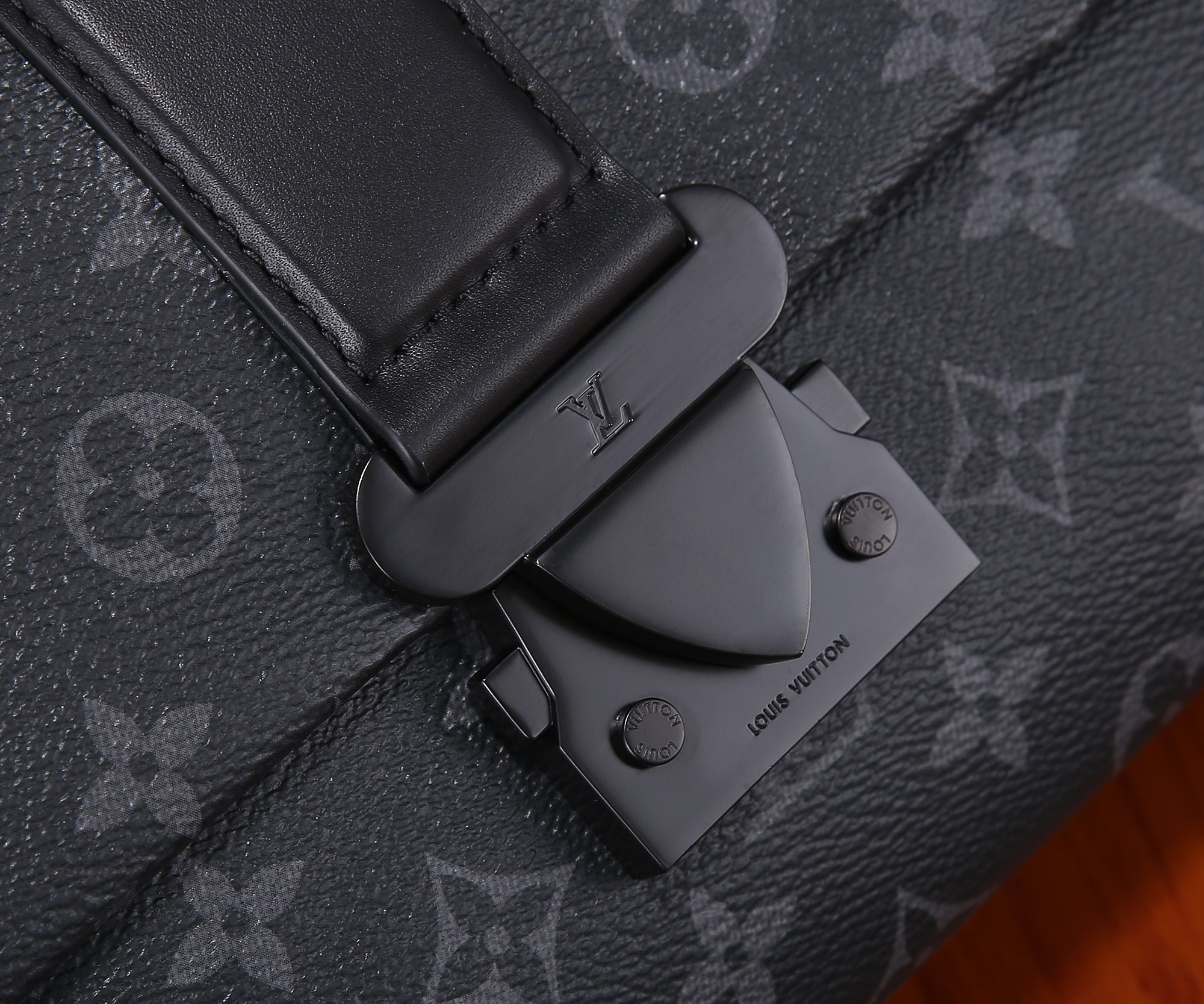 LV M46794 S-Cape Messenger 28 x 16 x 10 cm