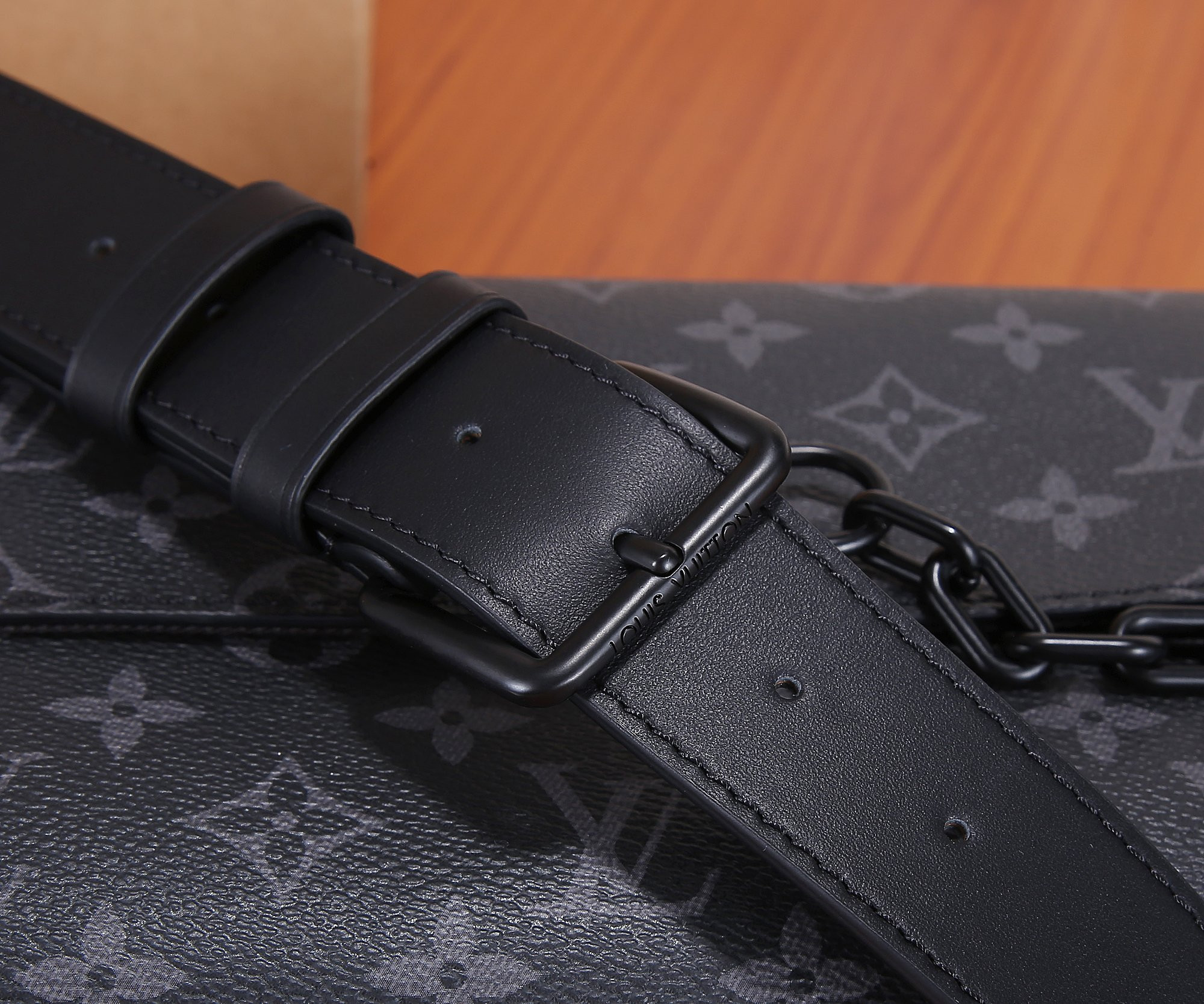LV M4679 Steamer Messenger 24 x 17 x 5 CM