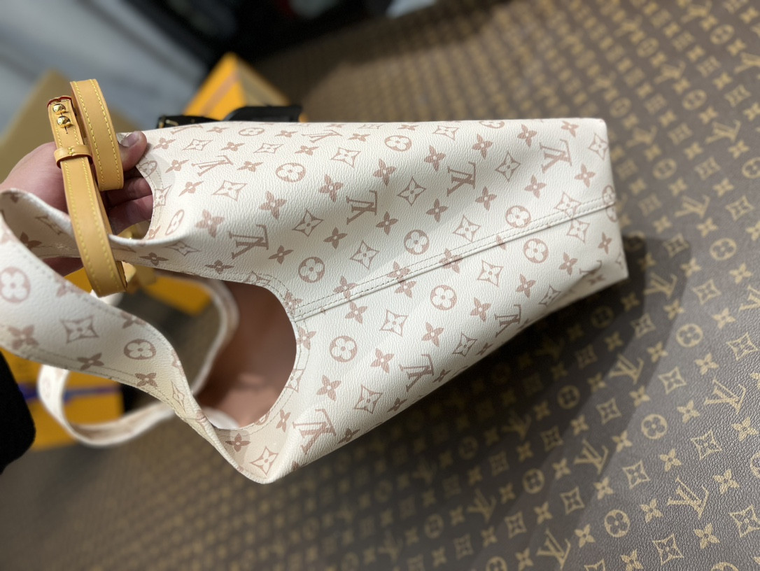 LV M24409 Atlantis GM 34 x 34 x 13.5 cm