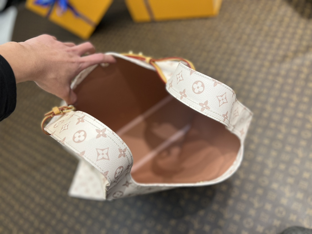 LV M24409 Atlantis GM 34 x 34 x 13.5 cm