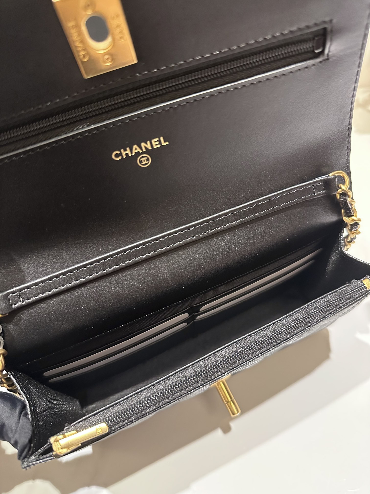 Ch*el classic wallet on chain 4.8 × 7.5 × 1.4 in