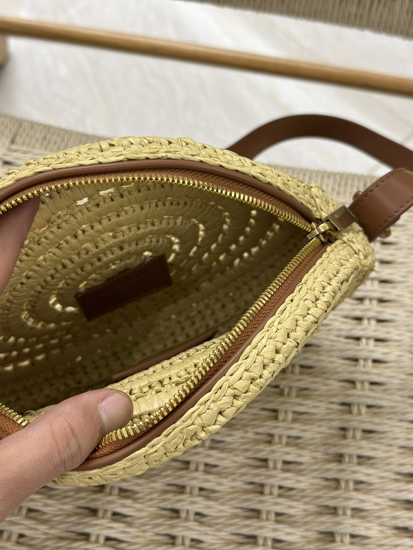 Y*L round bag in raffia and vegetable-tanned leather color natural
