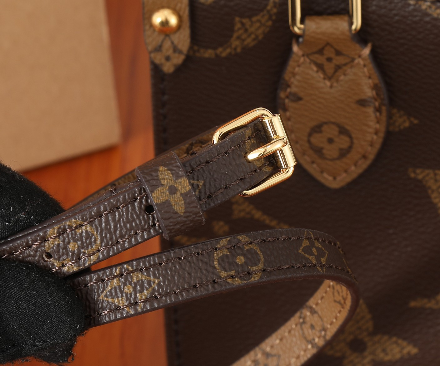LV  OnTheGo BB M46839 7.1 x 5.9 x 3.3 inches