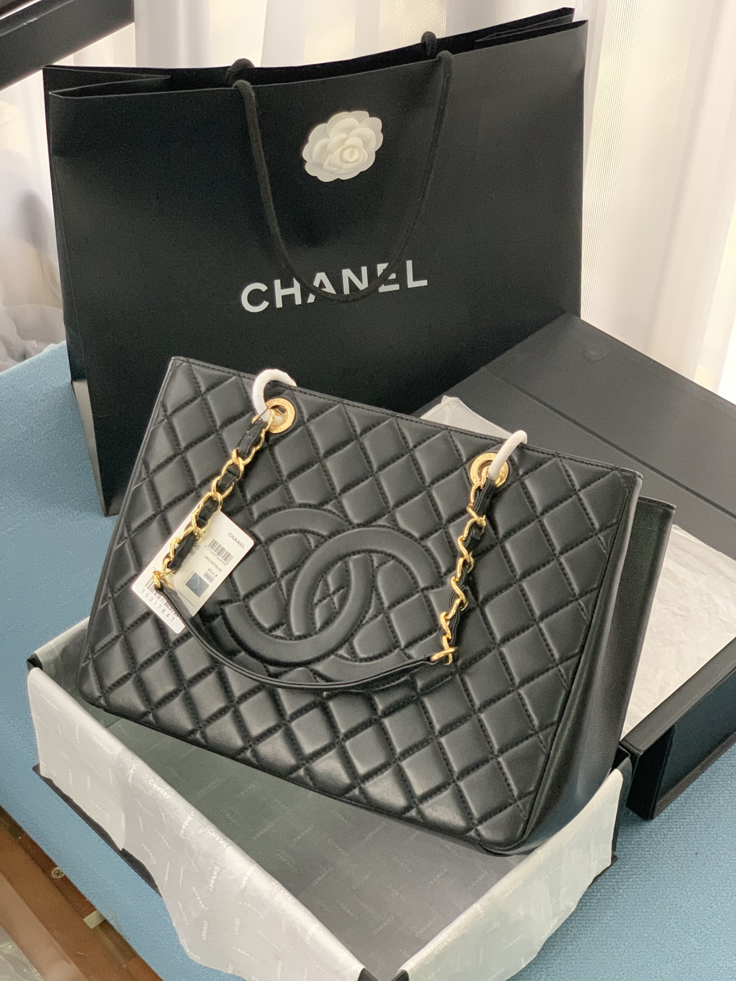 Ch*el gst lambskin leather hardware  24x33x13cm