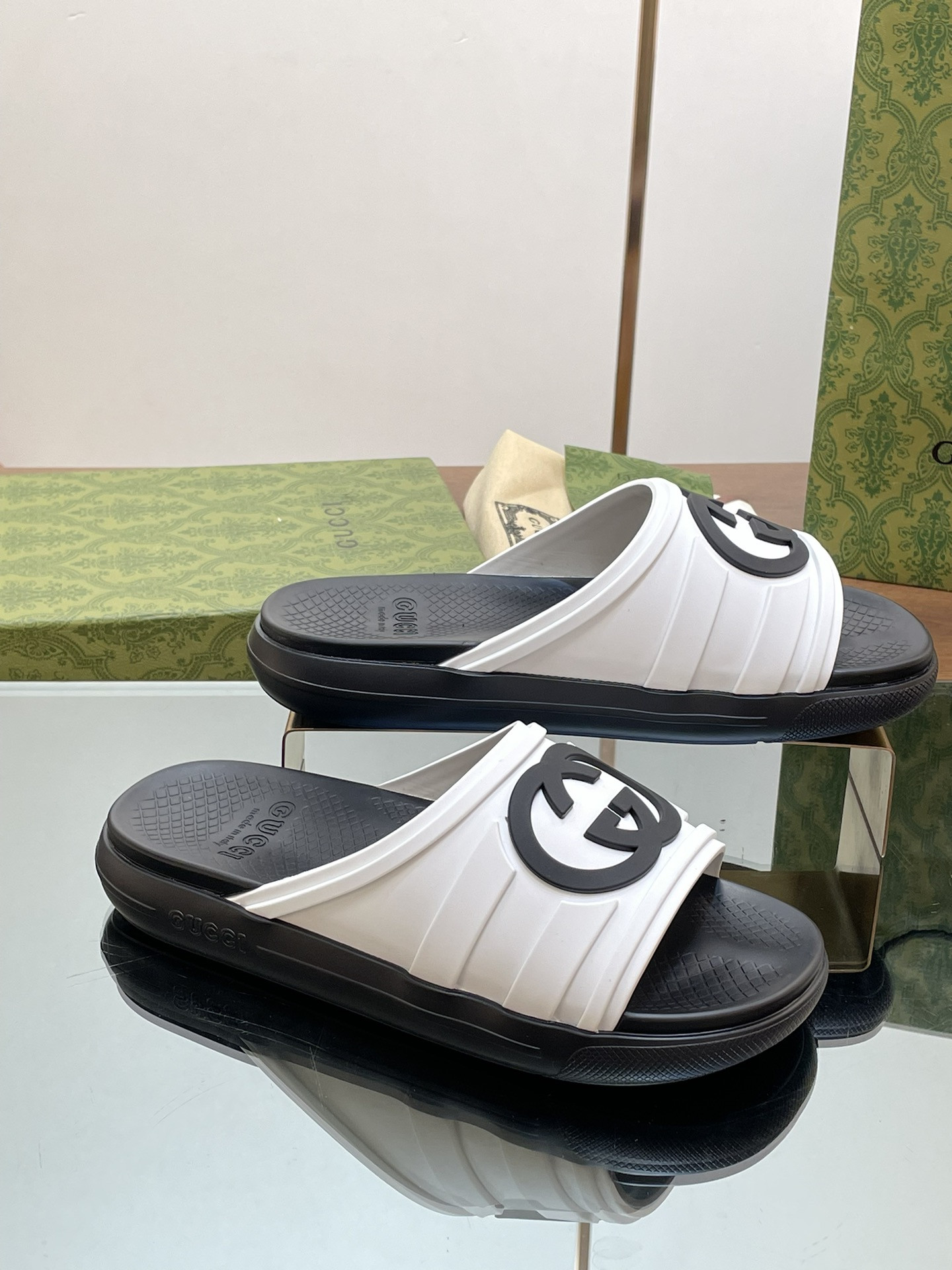 ua G*u*i interlocking g slide sandal