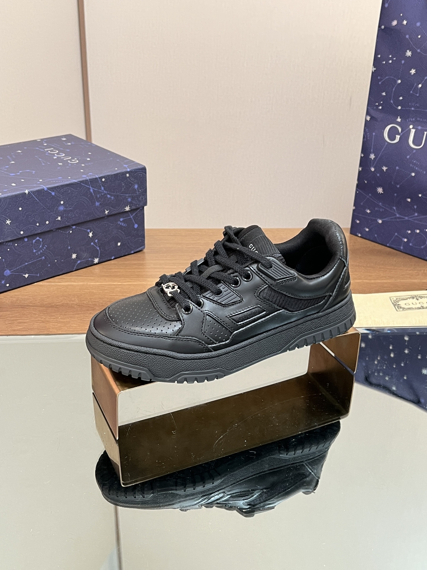 ua G*u*i low-top sneaker