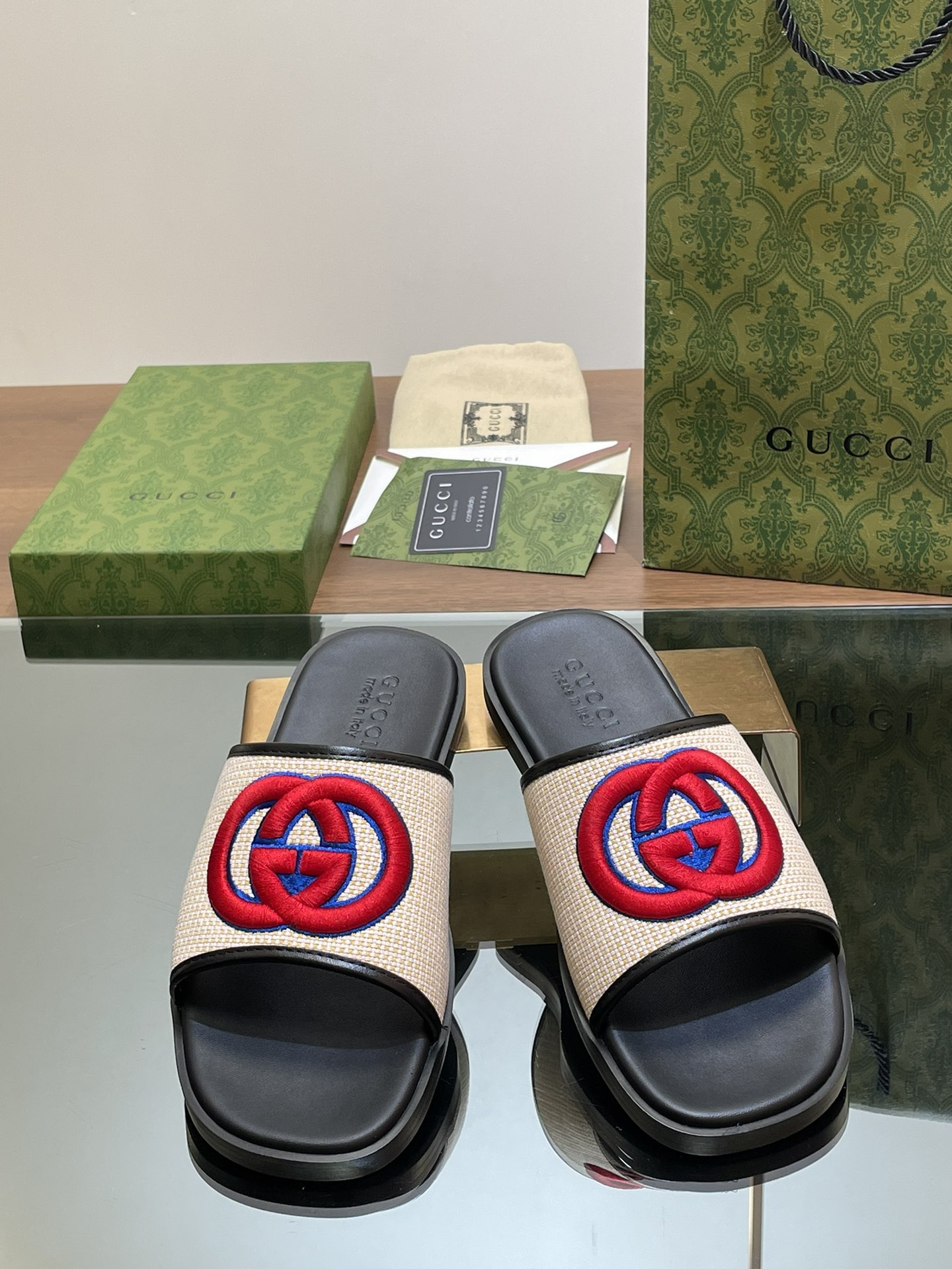 ua G*u*i interlocking g slide sandal