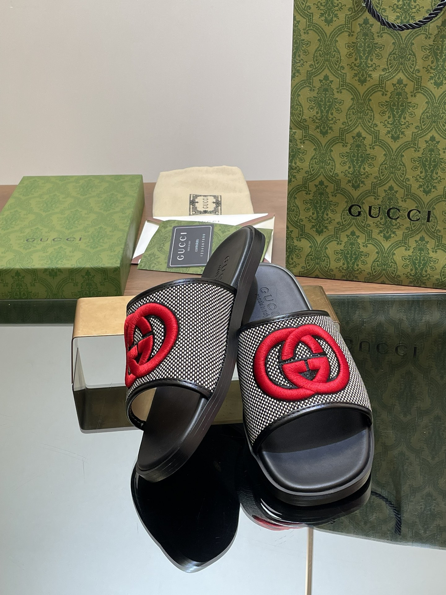 ua G*u*i interlocking g slide sandal
