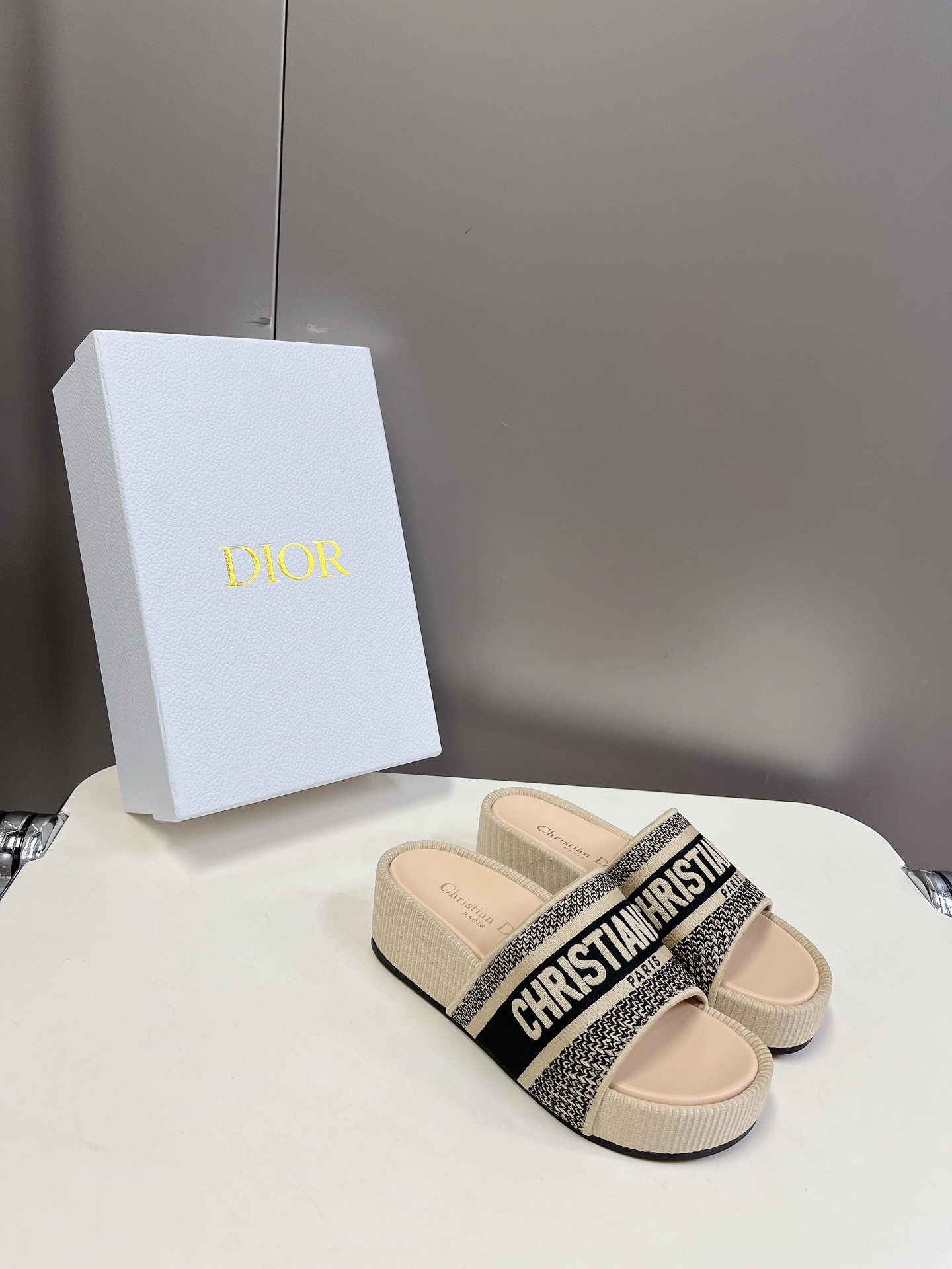 ua D*or platform sandals