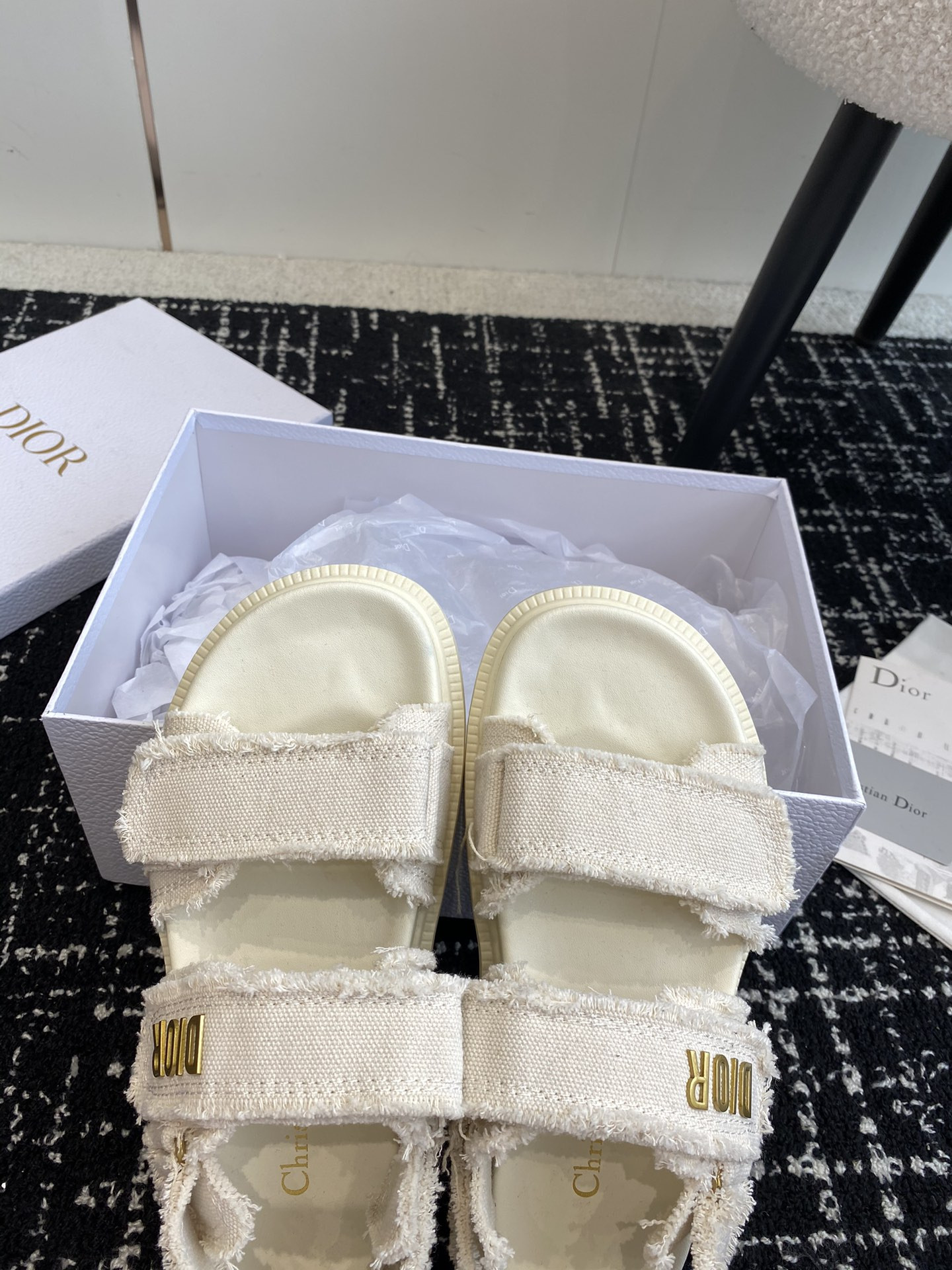 ua D*oract sandal
