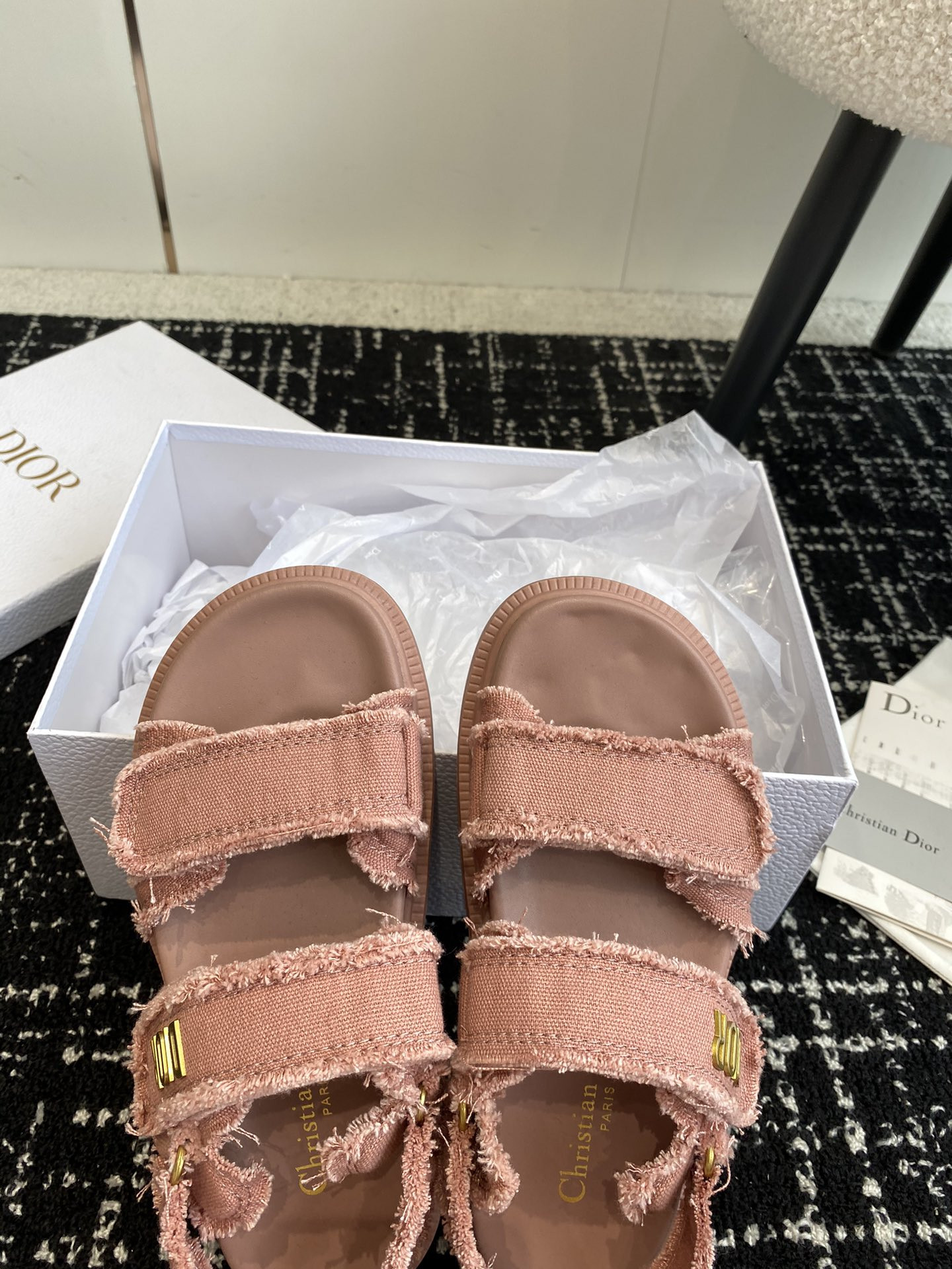 ua D*oract sandal