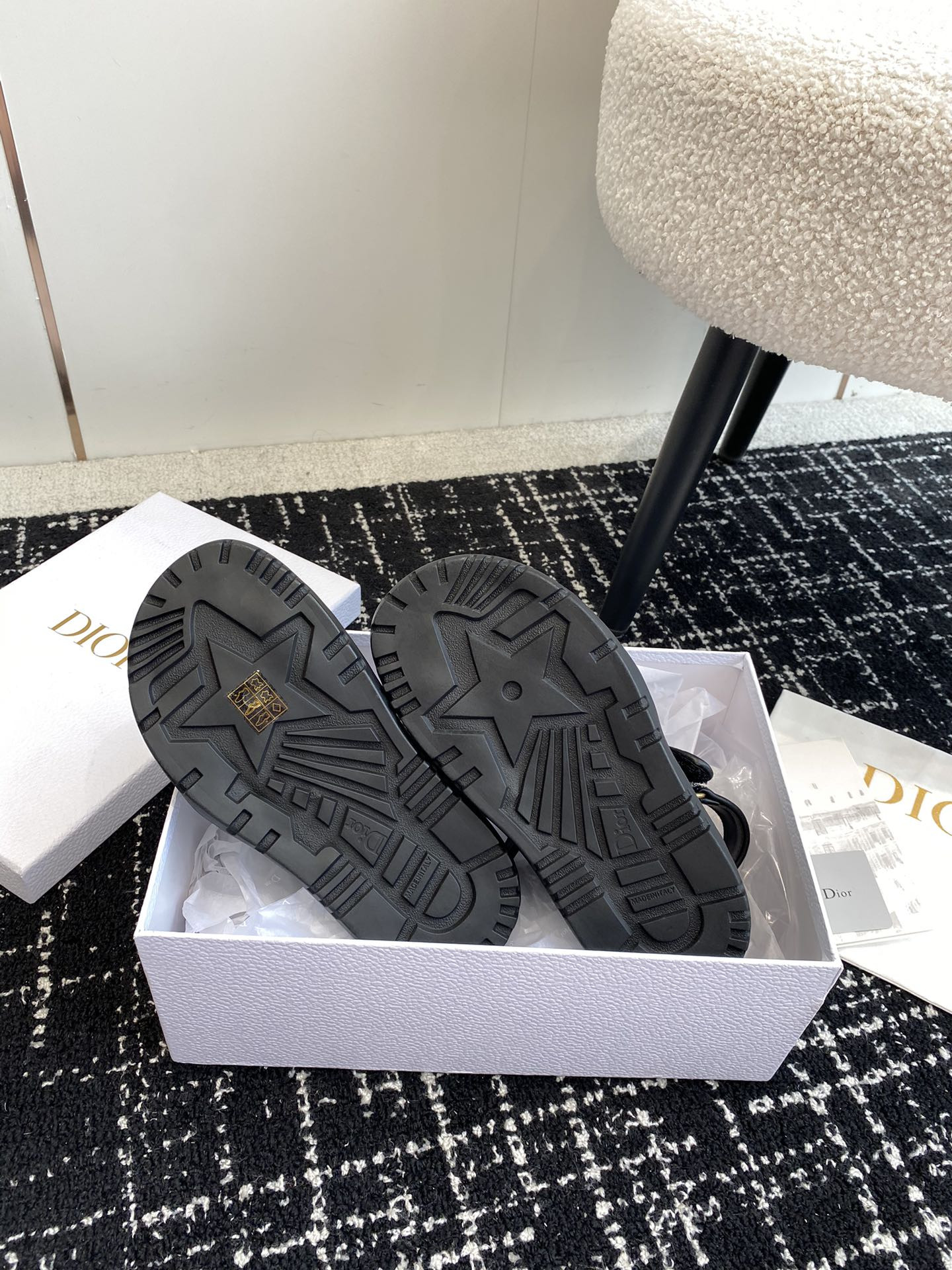 ua D*oract sandal