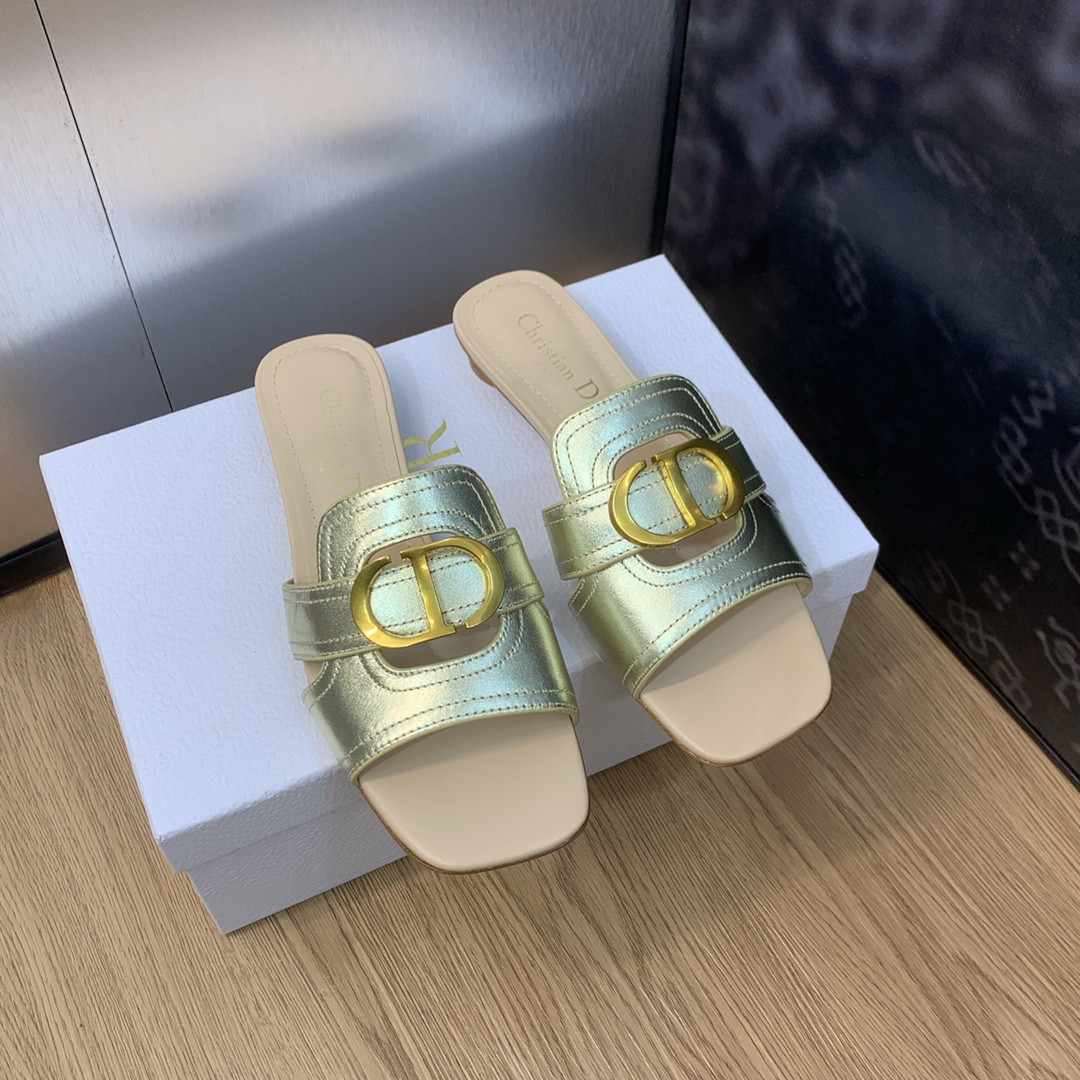 ua D*or 30 montaigne slide