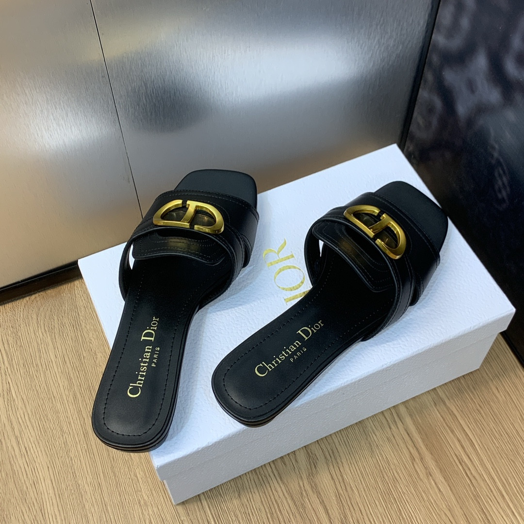 ua D*or 30 montaigne slide