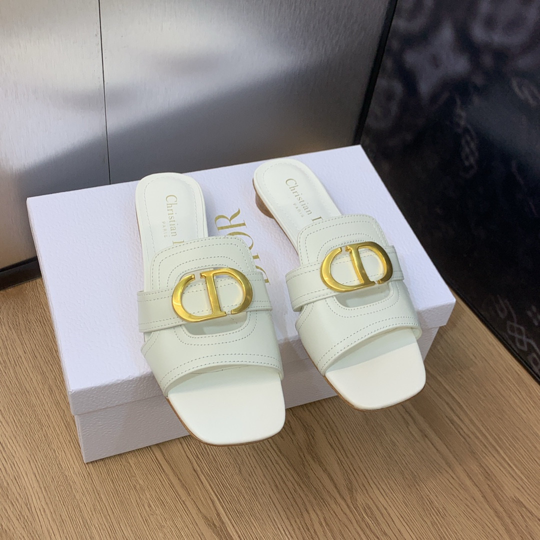 ua D*or 30 montaigne slide