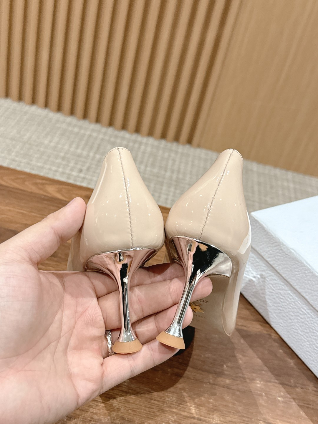 ua ch**an D*or la parusienne pump