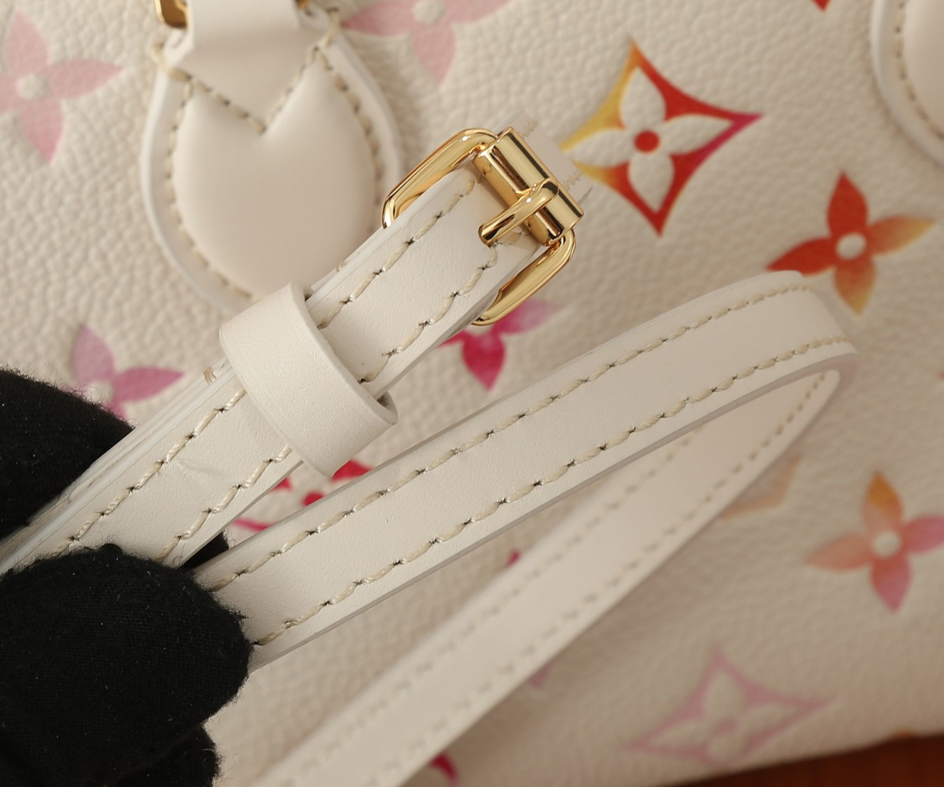 LV OnTheGo BB M47115  7.1 x 5.9 x 3.3 in