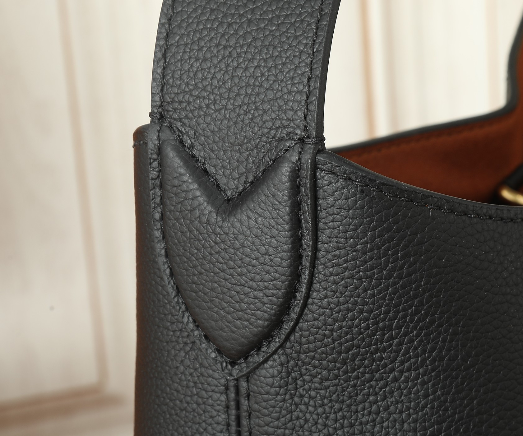 LV Low Key Hobo MM M24856 12.2 x 13.8 x 7.1 in