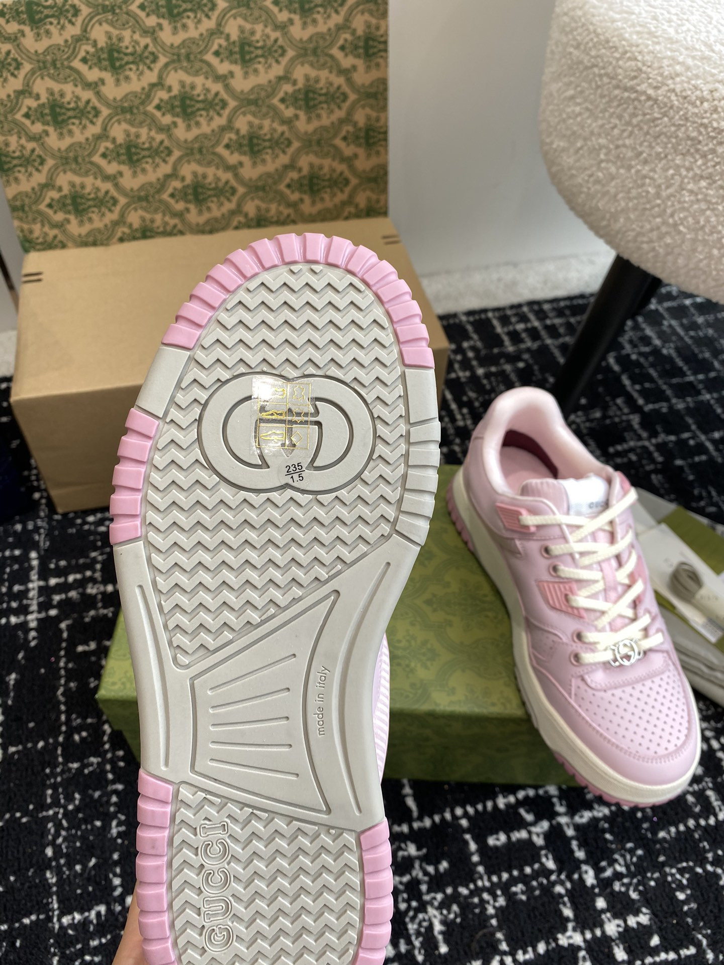 ua G*u*i low-top sneaker