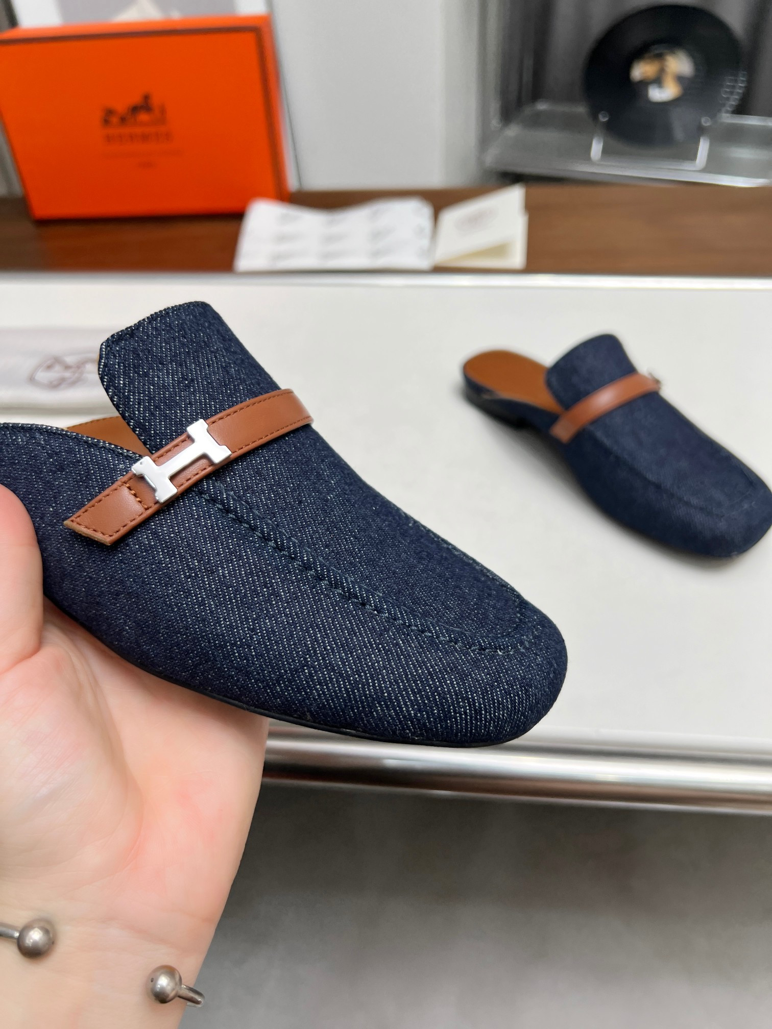 ua H**mes iena mule