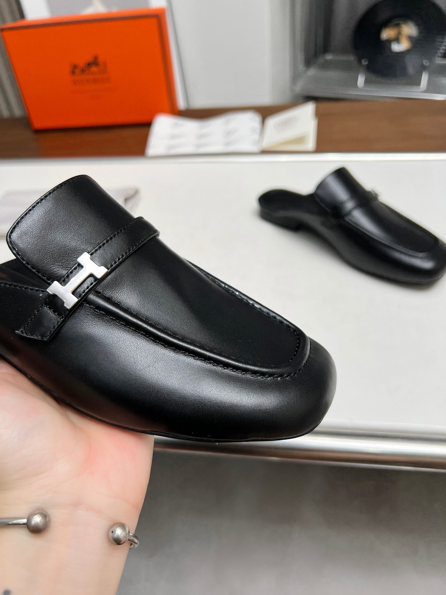 ua H**mes iena mule