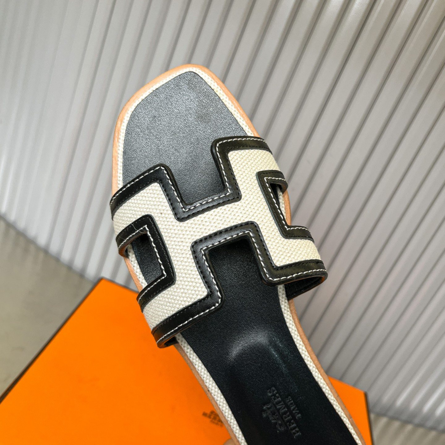 ua H**mes oran sandal