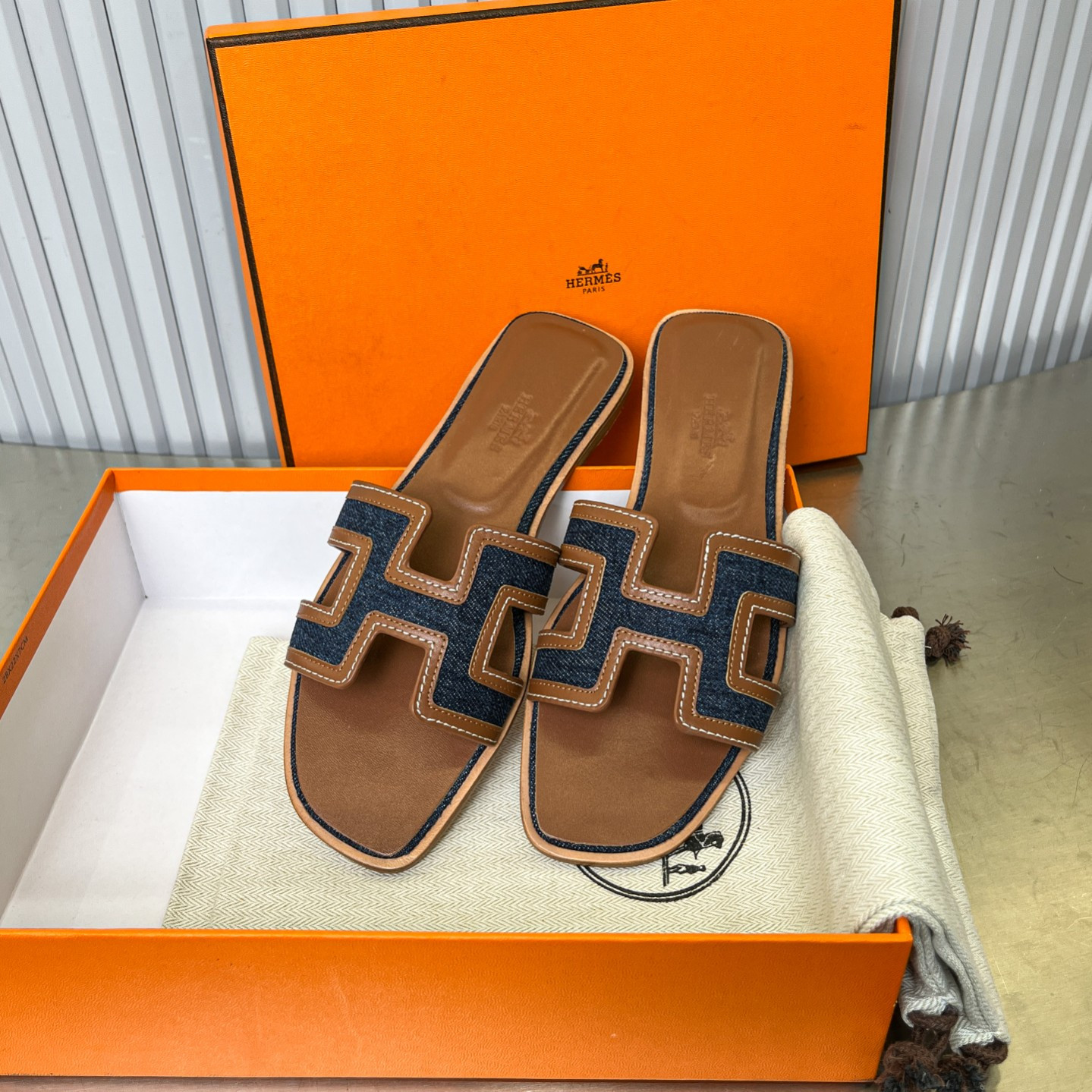 ua H**mes oran sandal