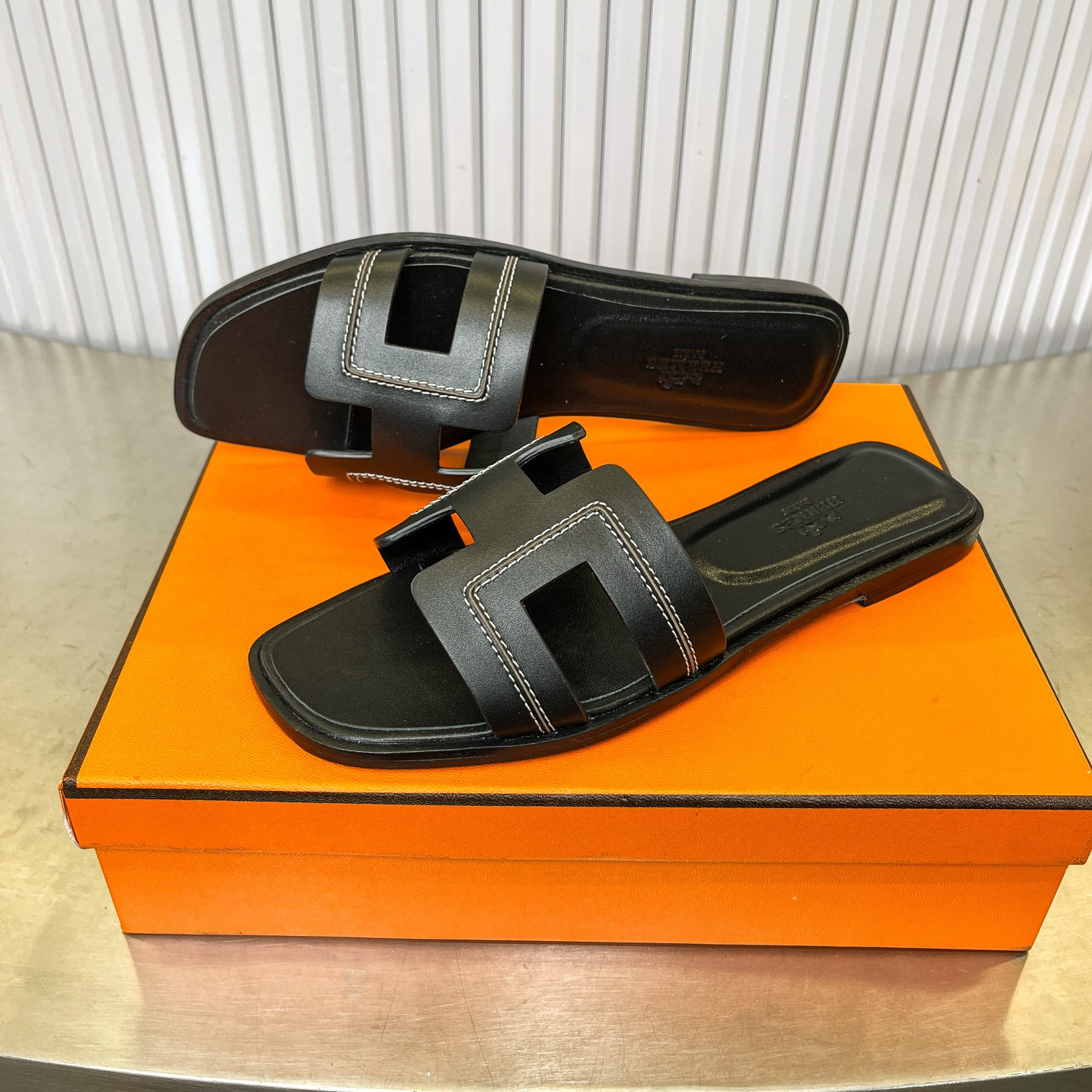 ua H**mes oran sandal