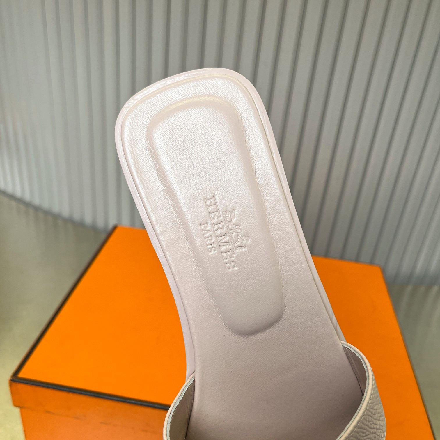 ua H**mes oran sandal