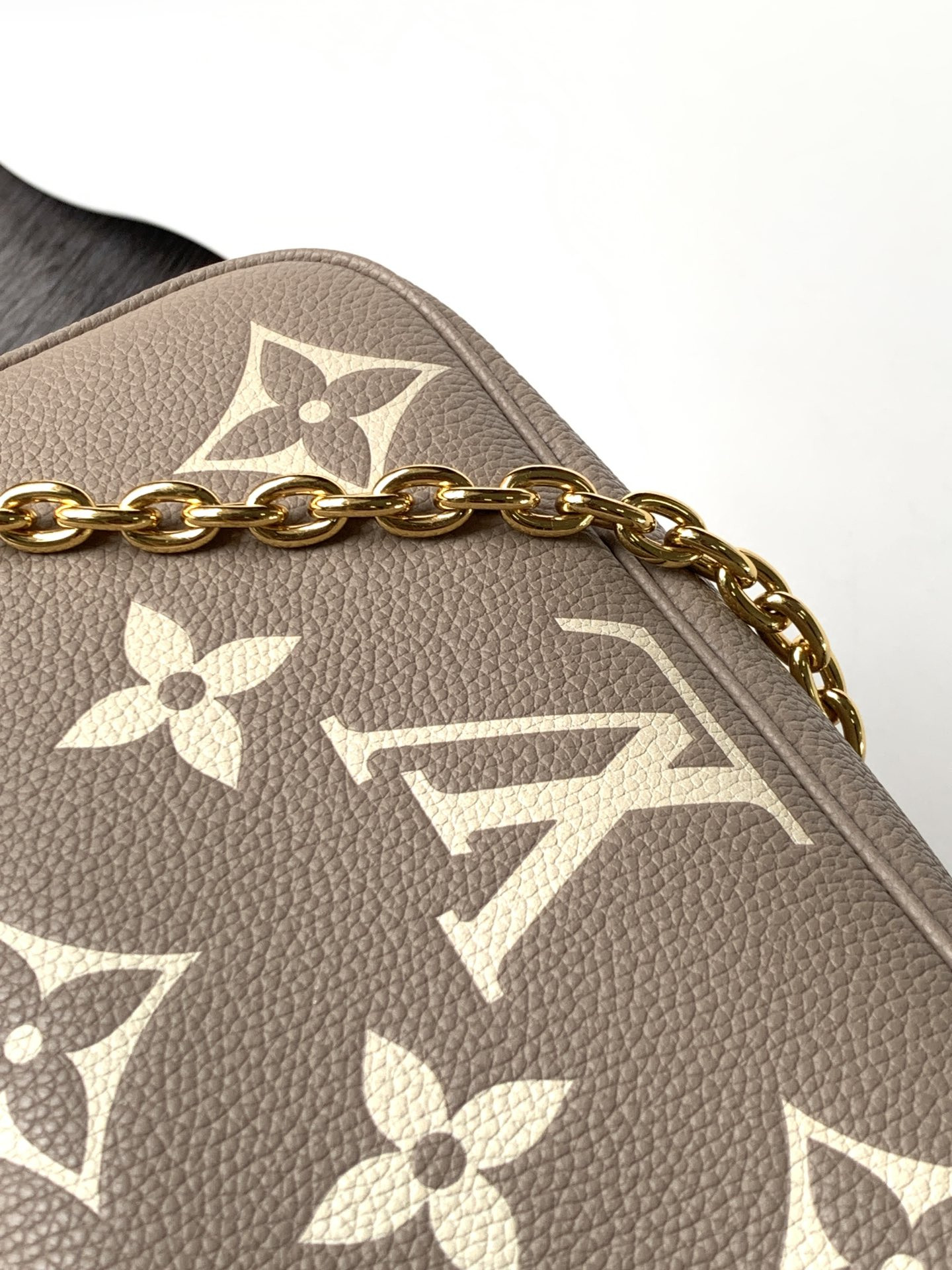 LV Wallet On Chain Ivy M82211 9.3 x 4.7 x 1.7 inches