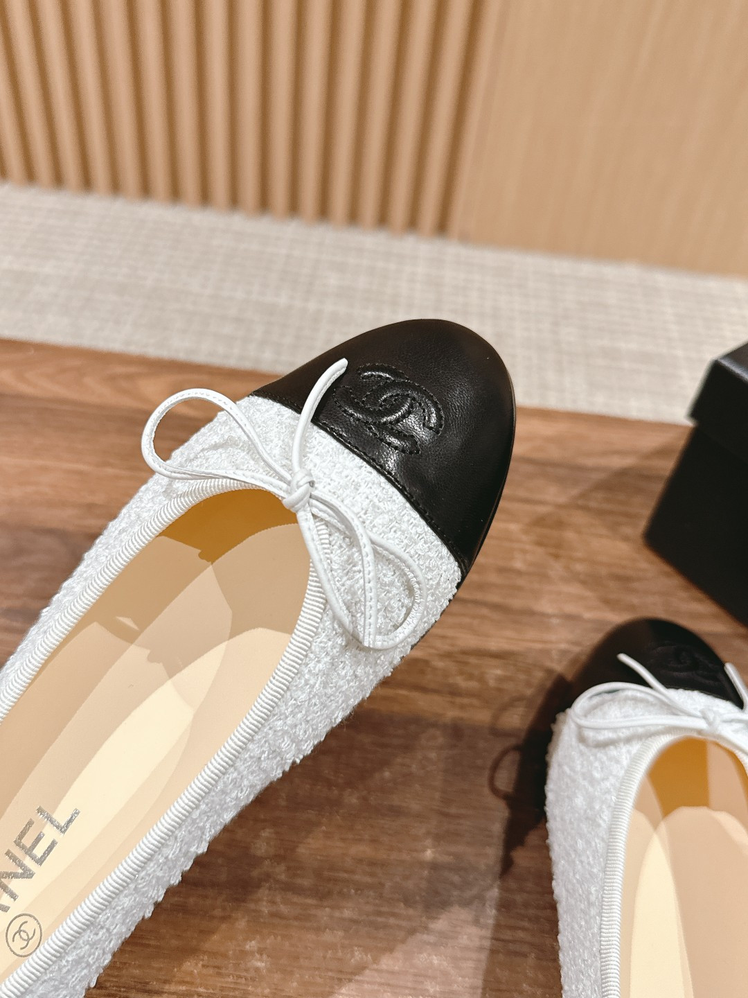 ua Ch*el ballet flats