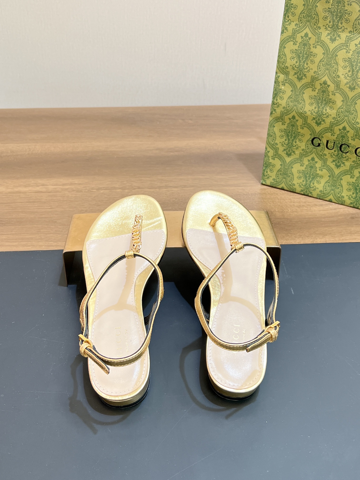 ua G*u*i signoria thong sandal