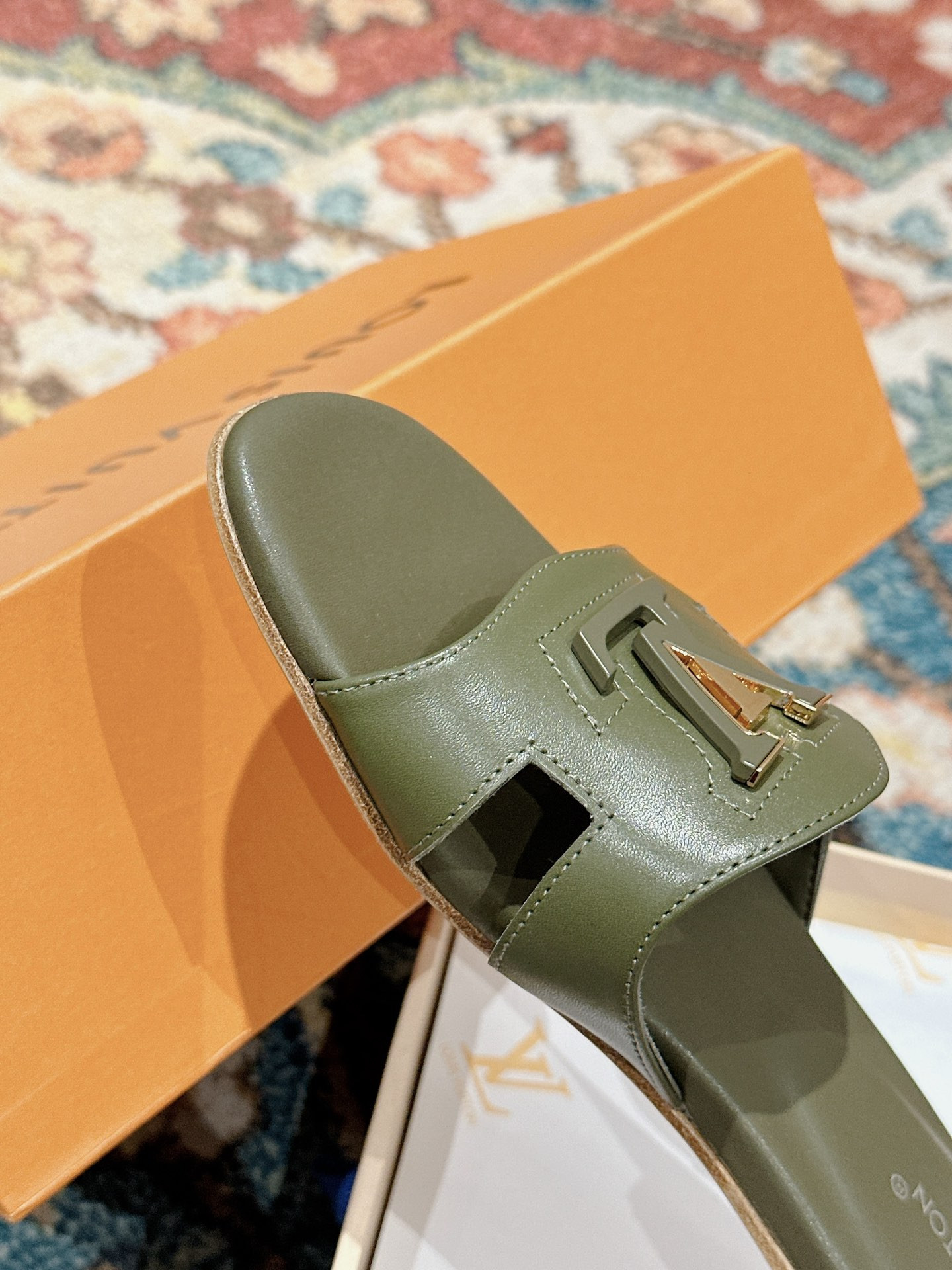 UA LV Flat Mule