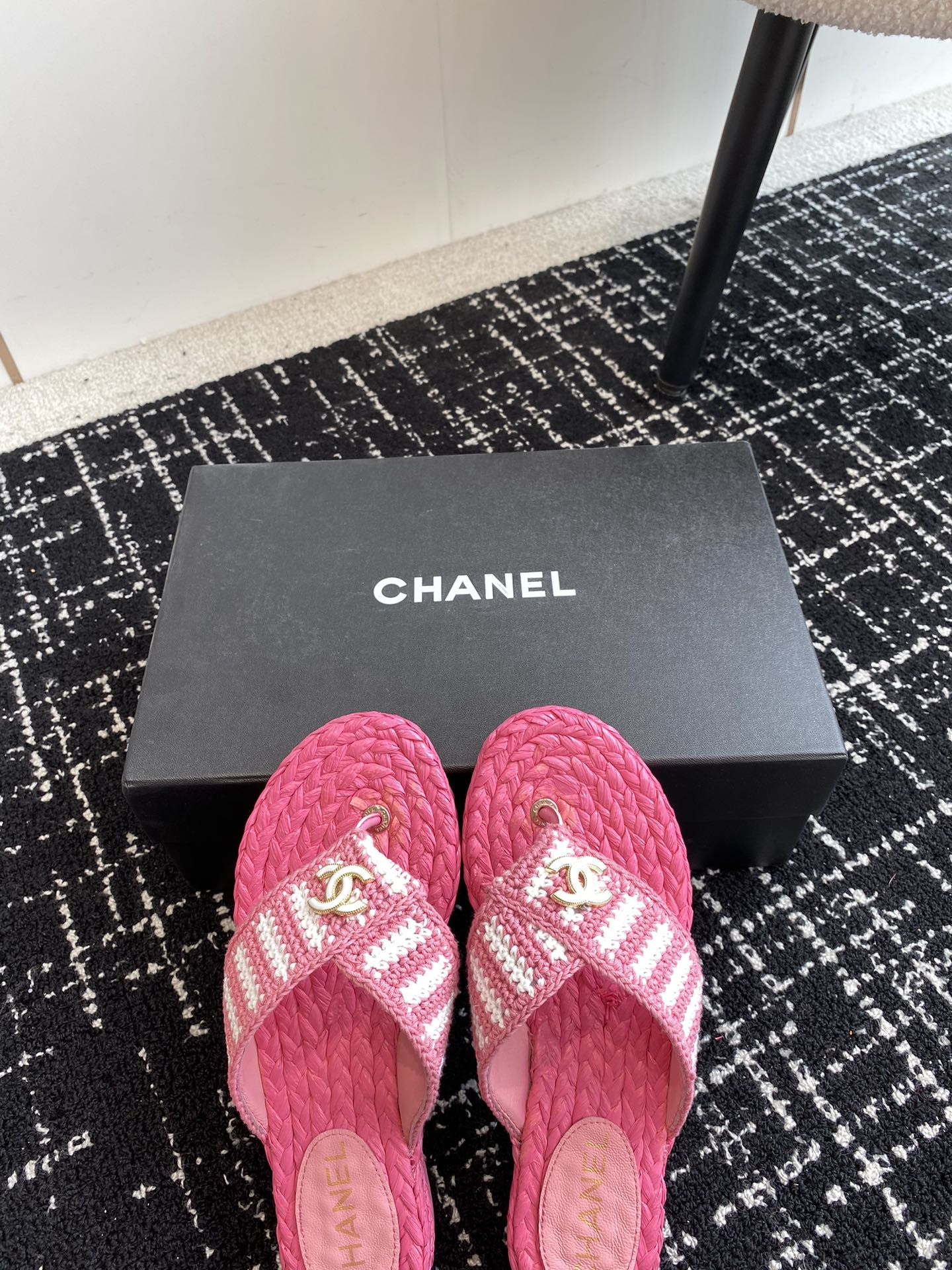 ua Ch*el thongs slides