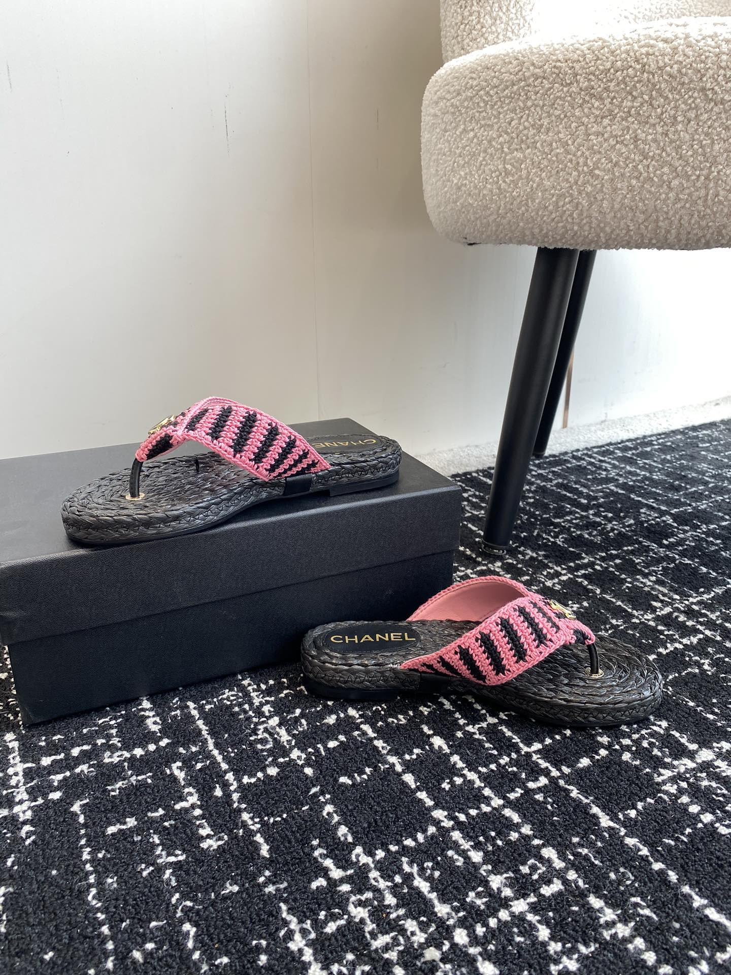 ua Ch*el thongs slides