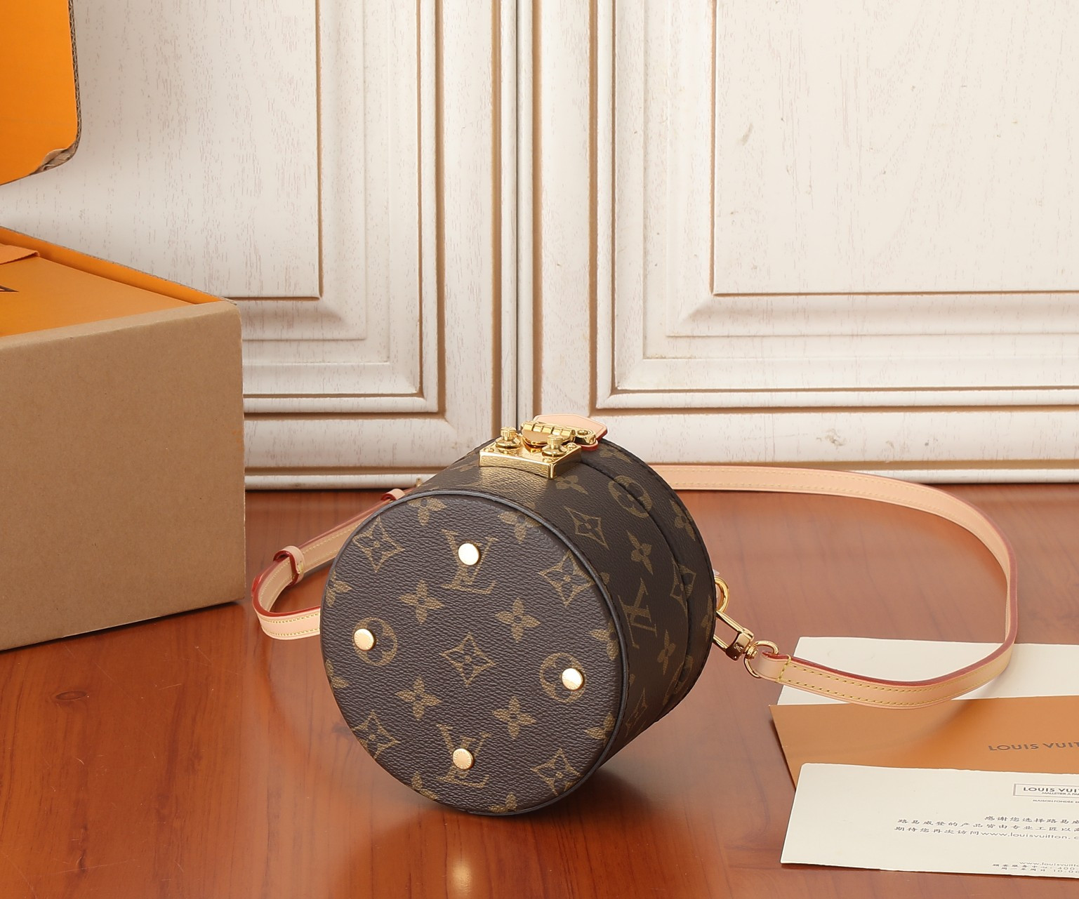 LV Scott M46933 5.3 x 3.5 x 4.5 inches