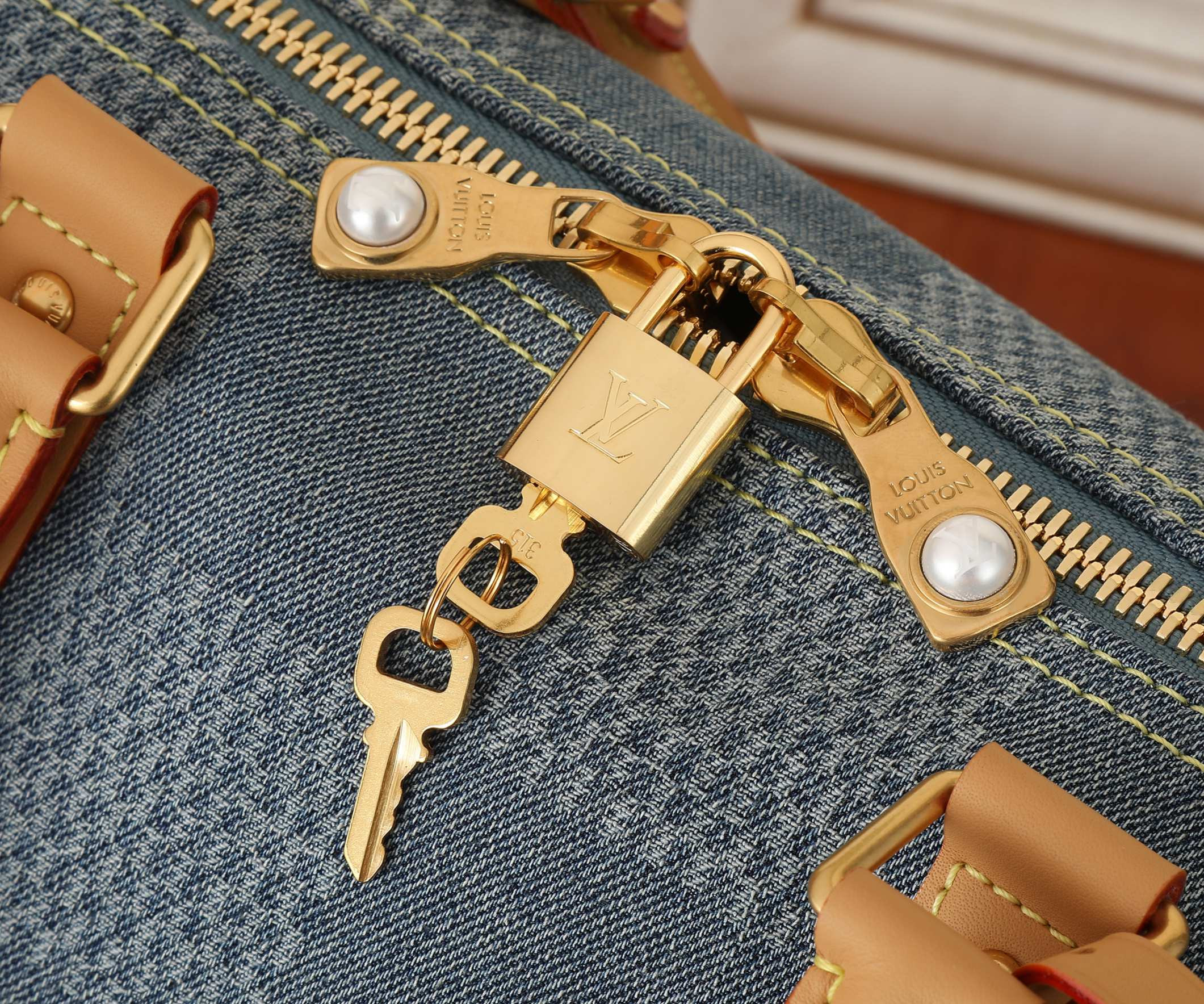 LV Keepall Bandoulière 50 N40739 19.7 x 11.4 x 9.1 inches