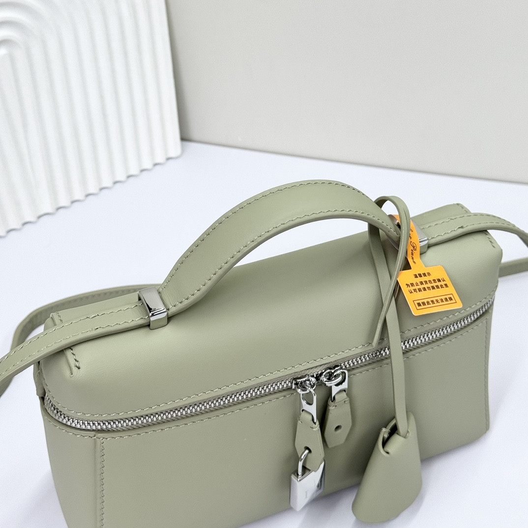 L**o p*ana extra pocket l19  smooth calfskin 11 x 19 x 6.5 cm