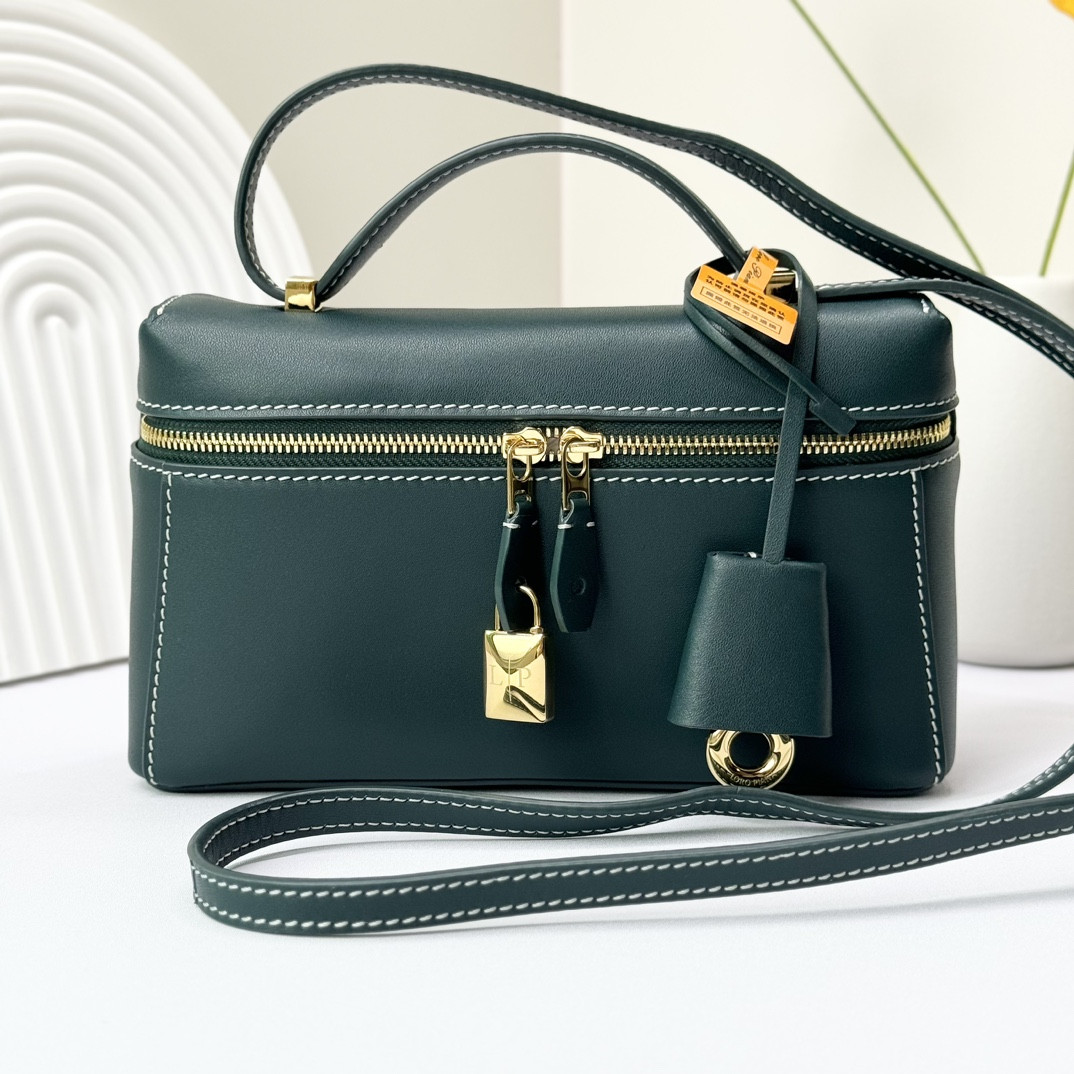 L**o p*ana extra pocket l19 smooth calfskin 11 x 19 x 6.5 cm