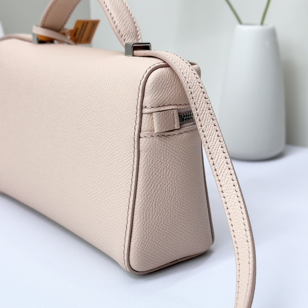 L**o p*ana extra pocket l19 grained calfskin 11 x 19 x 6.5 cm
