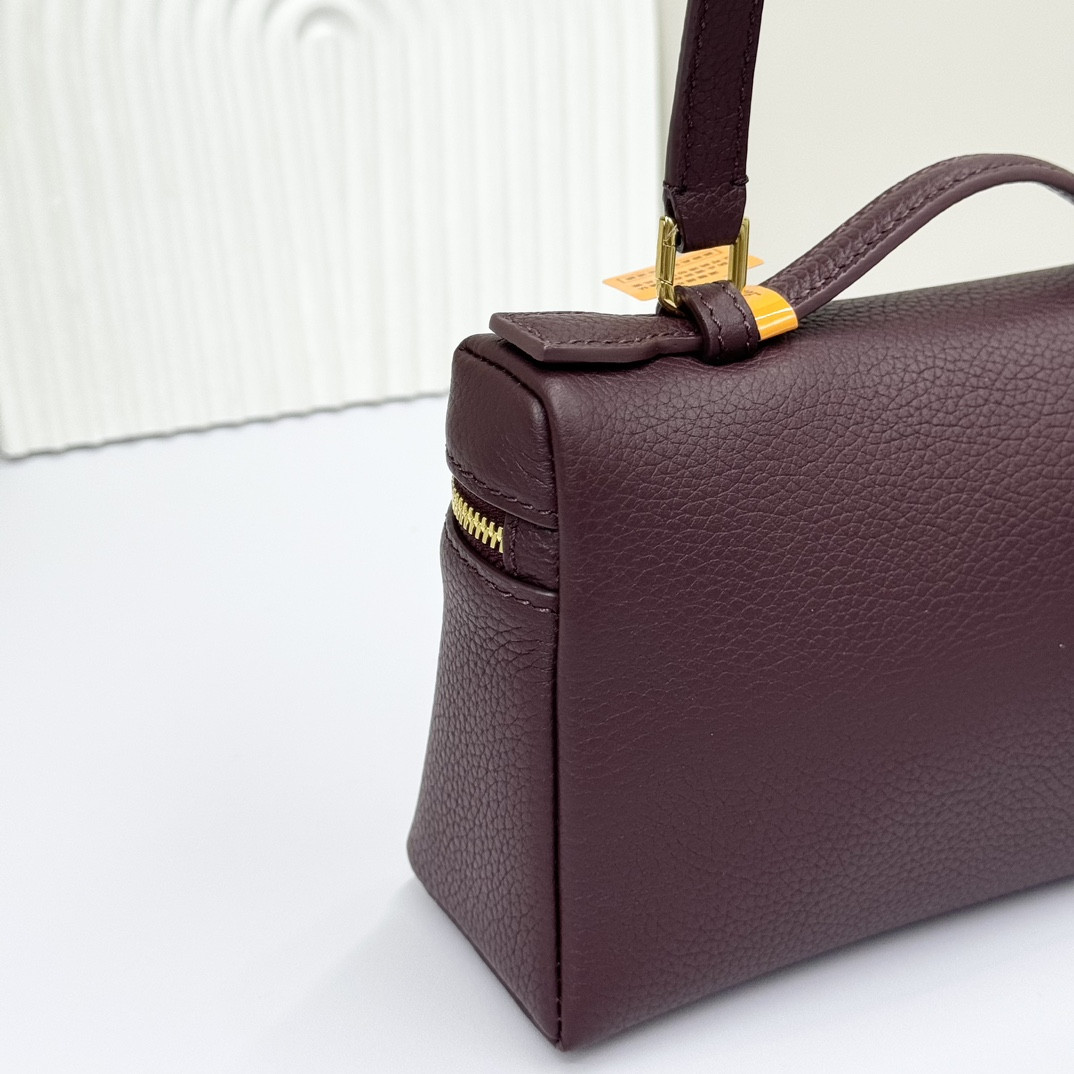 L**o p*ana extra pocket l19 grained calfskin 11 x 19 x 6.5 cm