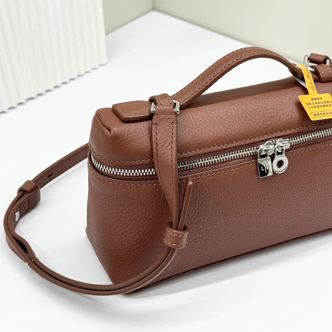L**o p*ana extra pocket l19 grained calfskin 11 x 19 x 6.5 cm