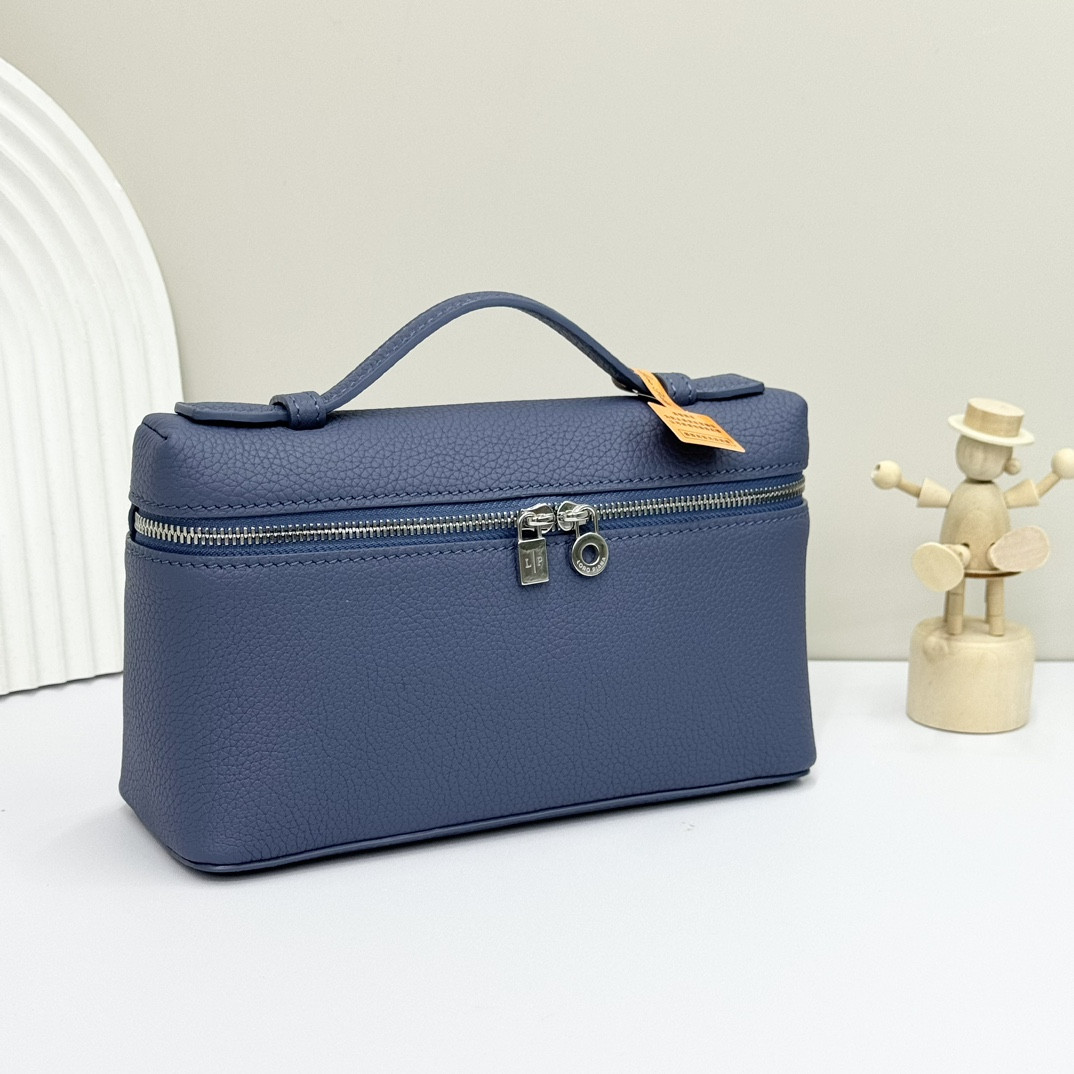 L**o p*ana extra pocket l19 grained calfskin 11 x 19 x 6.5 cm