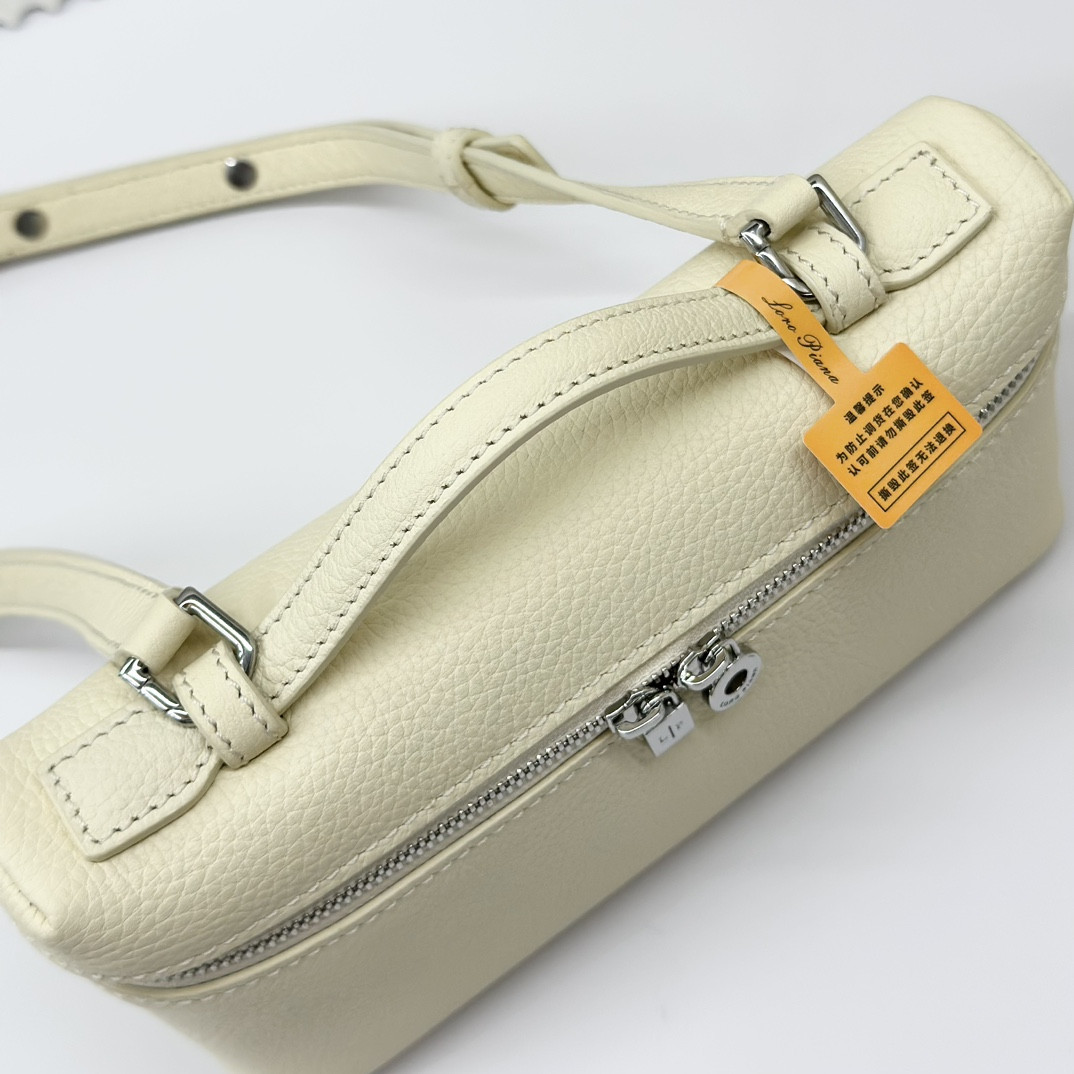 L**o p*ana extra pocket l19 grained calfskin 11 x 19 x 6.5 cm