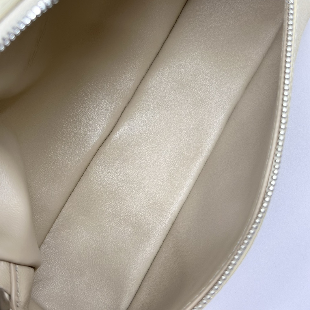 L**o p*ana extra pocket l19 grained calfskin 11 x 19 x 6.5 cm