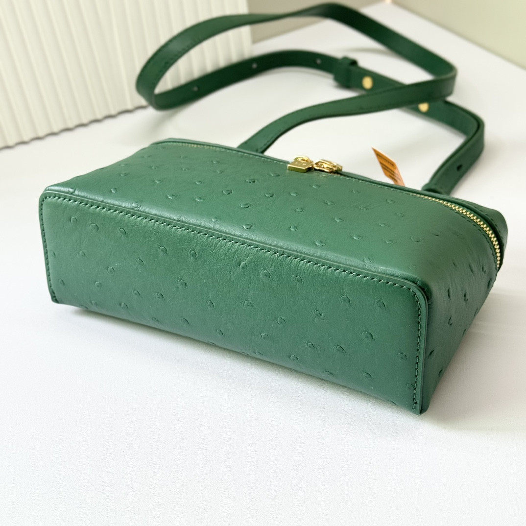 L**o p*ana extra pocket l19 ostrich-grained leather 11 x 19 x 6.5 cm