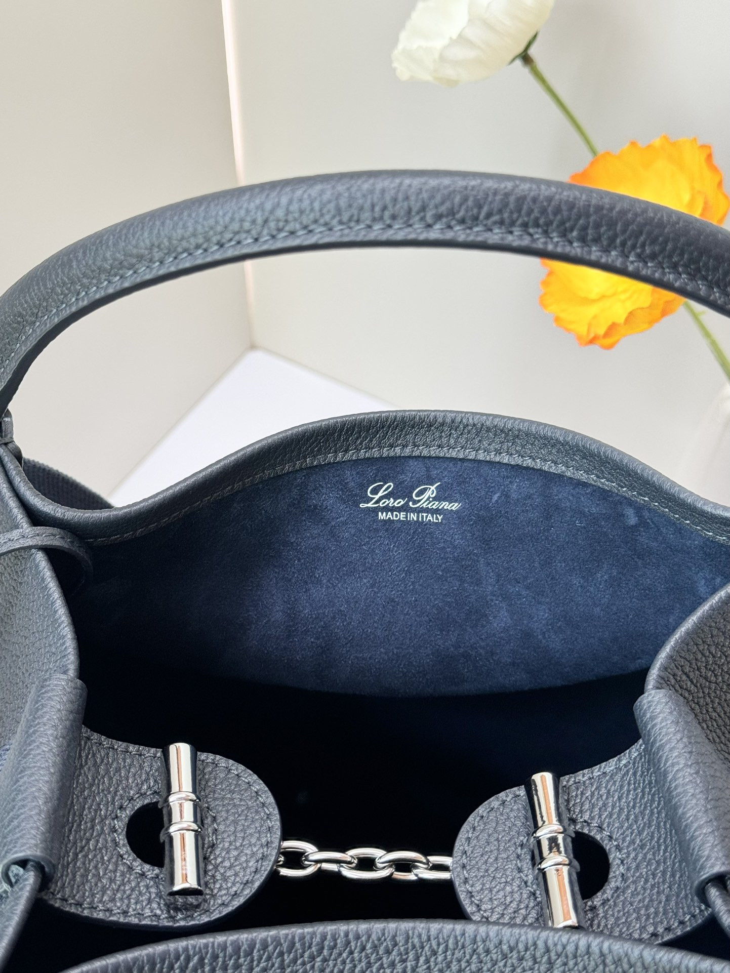 L**o p*ana large bale bag grained calfskin 24 x 20 x 27 cm