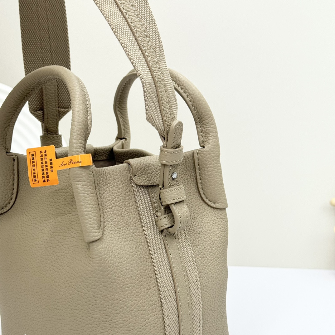 L**o p*ana micro bale bag grained calfskin 23 x 16 x 14 cm